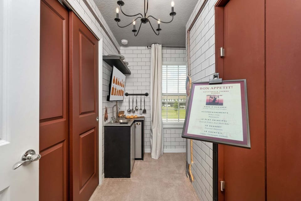 House, Multiple Beds, Pool Access, Pool View (WI102-3705-5-P) | Interior