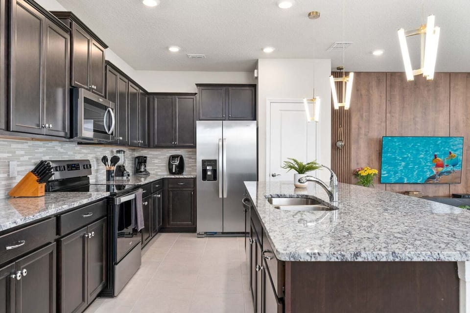 House, Multiple Beds, Pool Access, Pool View (WI102-3705-5-P) | Private kitchen