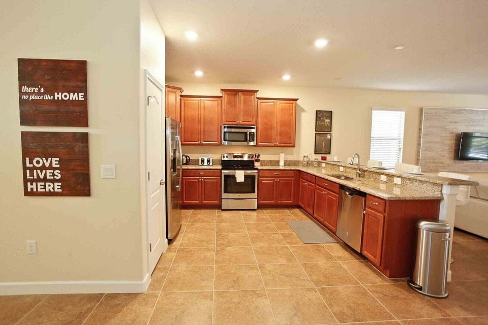 House, Multiple Beds, Pool View (CHG116-9157-9-P) | Private kitchen