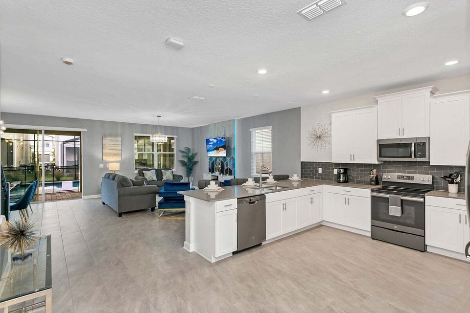 House, Multiple Beds, Pool Access, Pool View (STL101-4518-9-GP) | Private kitchen