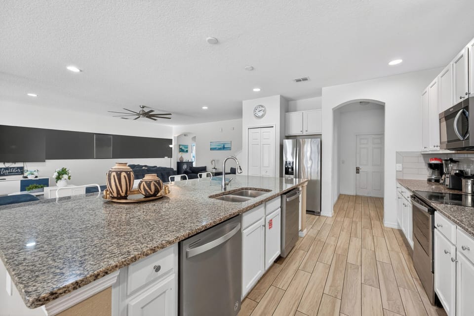 House, Multiple Beds, Pool View (SOL105-6109-14-P) | Private kitchen