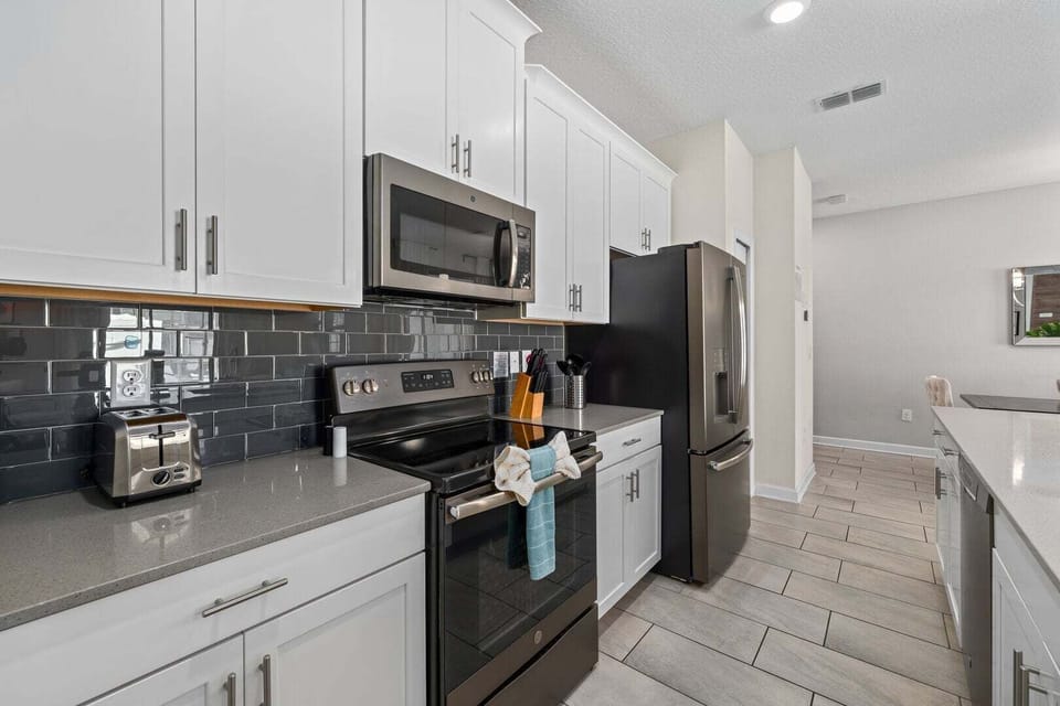 House, Multiple Beds, Pool Access, Pool View (STL120-4827-4-P) | Private kitchen