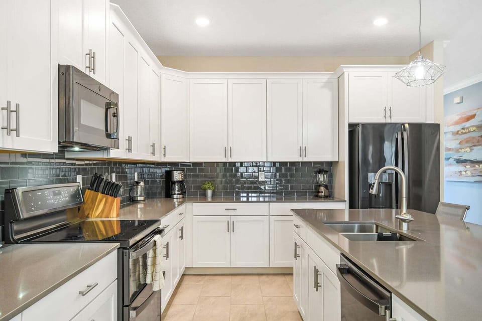 House, Multiple Beds, Pool Access, Pool View (STL118-2775-6-GP) | Private kitchen