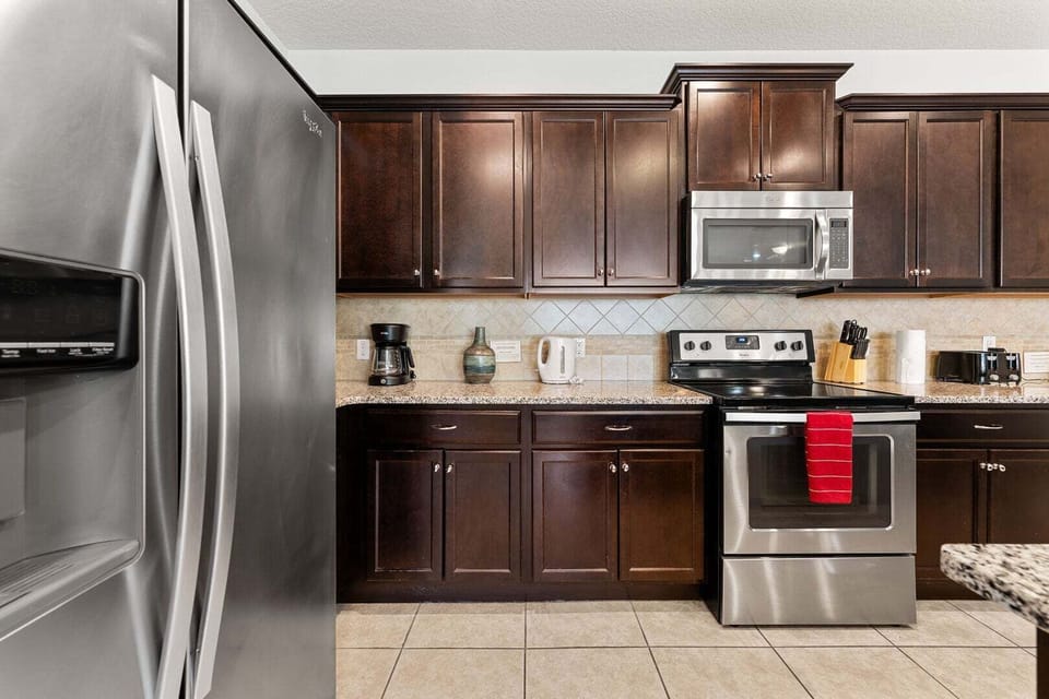 House, Multiple Beds, Pool Access, Pool View (WW109-9041-5-P) | Private kitchen