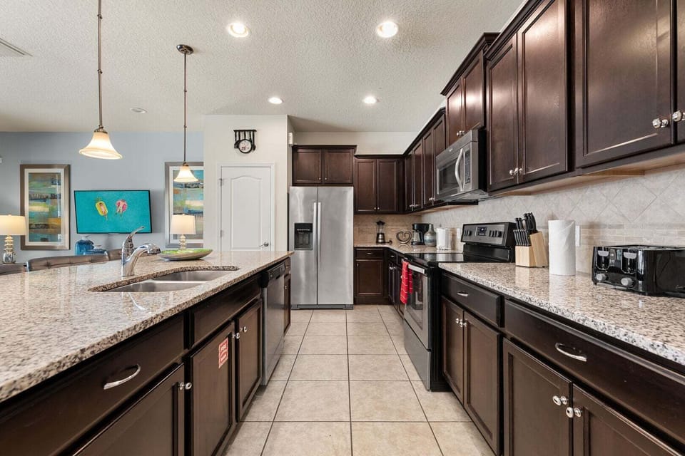 House, Multiple Beds, Pool Access, Pool View (WW109-9041-5-P) | Private kitchen