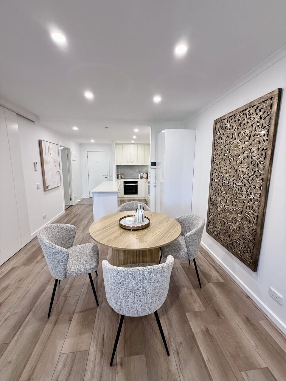 Enjoy meals, morning coffee or a glass of wine in the open-plan dining area, seamlessly connected to the fully equipped kitchen