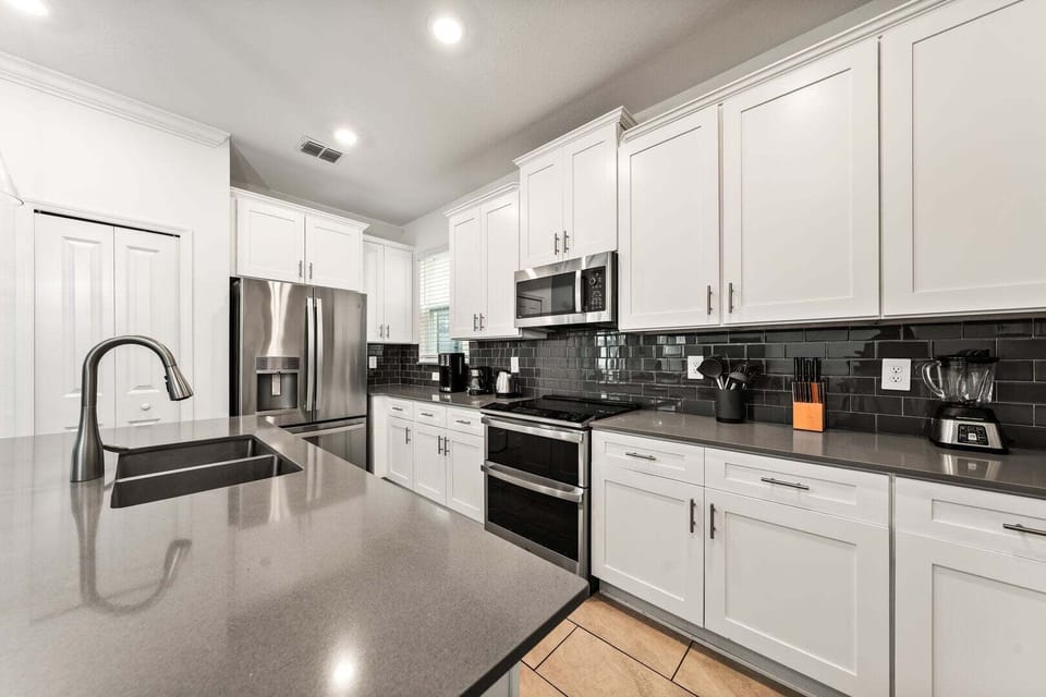 House, Multiple Beds, Pool Access, Pool View (STL123-2665-5-P) | Private kitchen