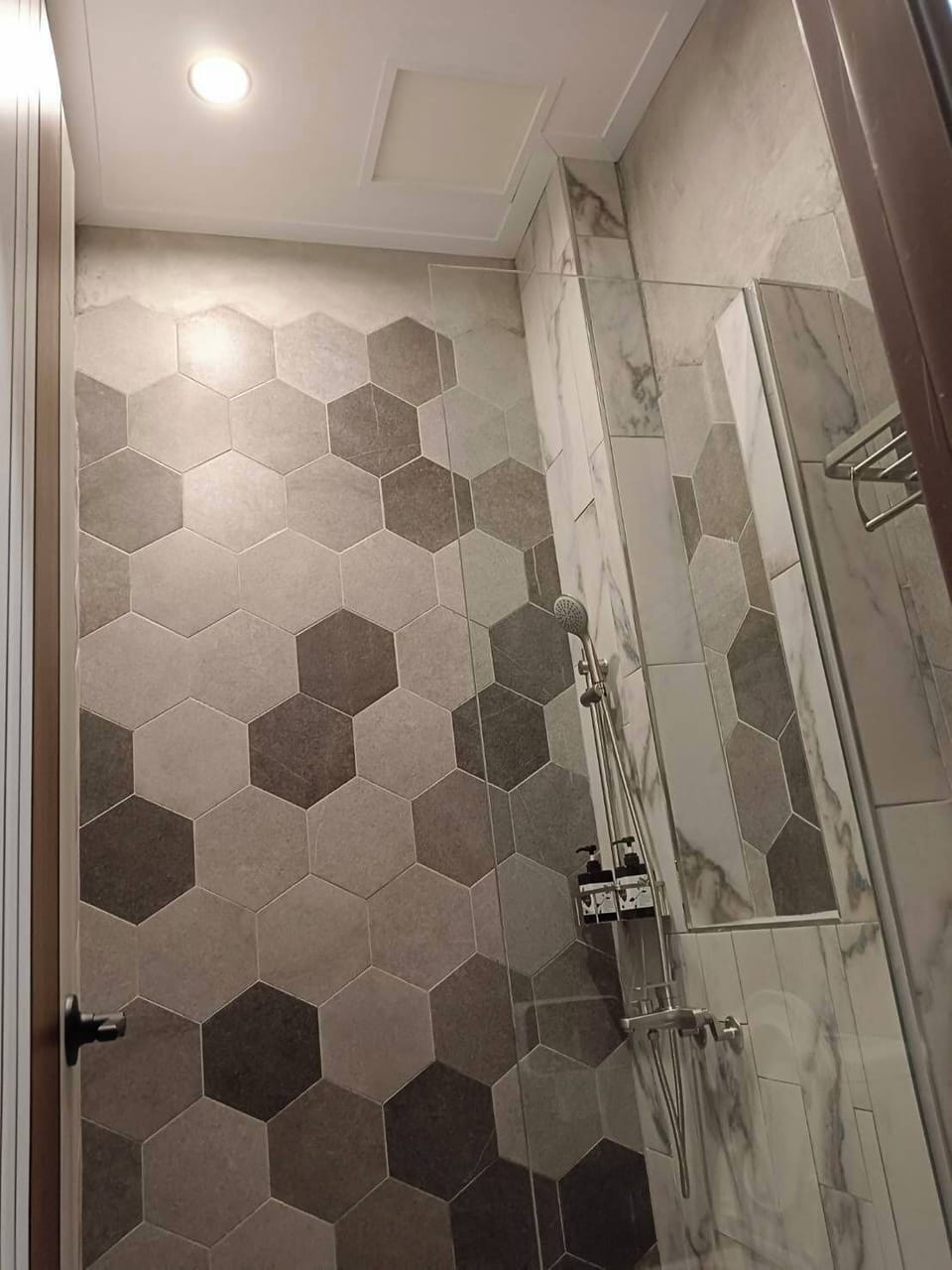 Standard House | Bathroom | Free toiletries, hair dryer, towels, shampoo
