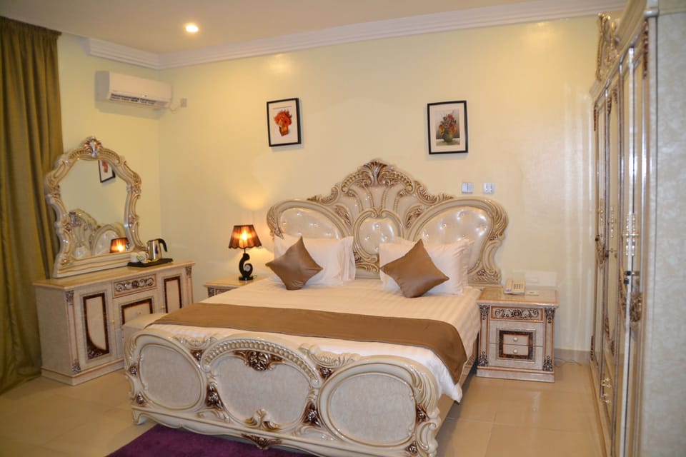 Executive Single Room, Smoking, Pool View | 20 bedrooms, in-room safe, desk, blackout drapes