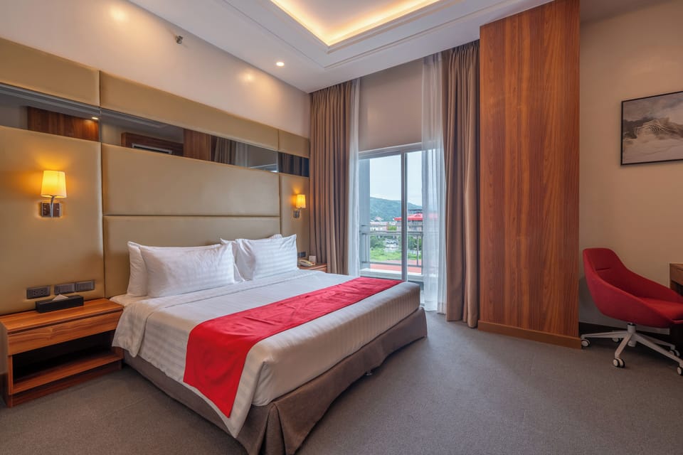 Superior Room, 1 King Bed, Non Smoking | Minibar, in-room safe, desk, laptop workspace