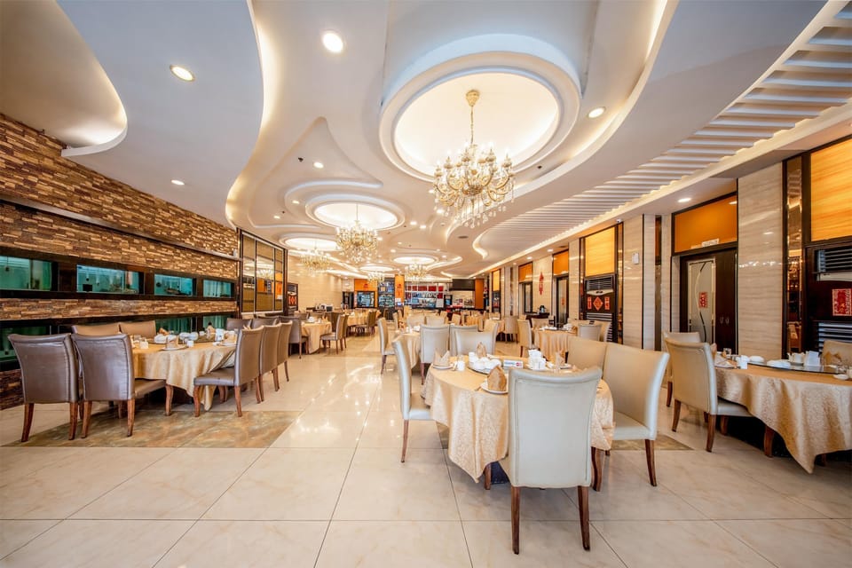 2 restaurants; breakfast, lunch, dinner, and brunch served