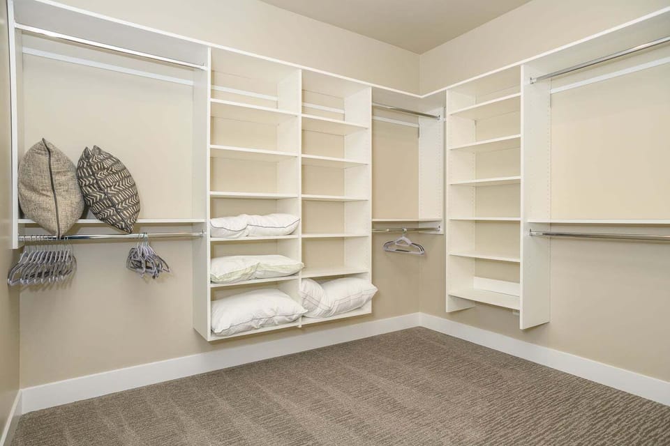 Primary en suite walk-in closet