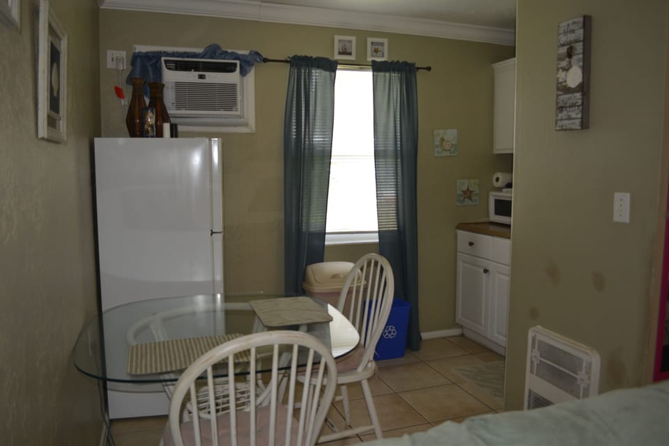 Comfort Room, 1 King Bed, Kitchenette | Private kitchen | Fridge, microwave, coffee/tea maker, toaster
