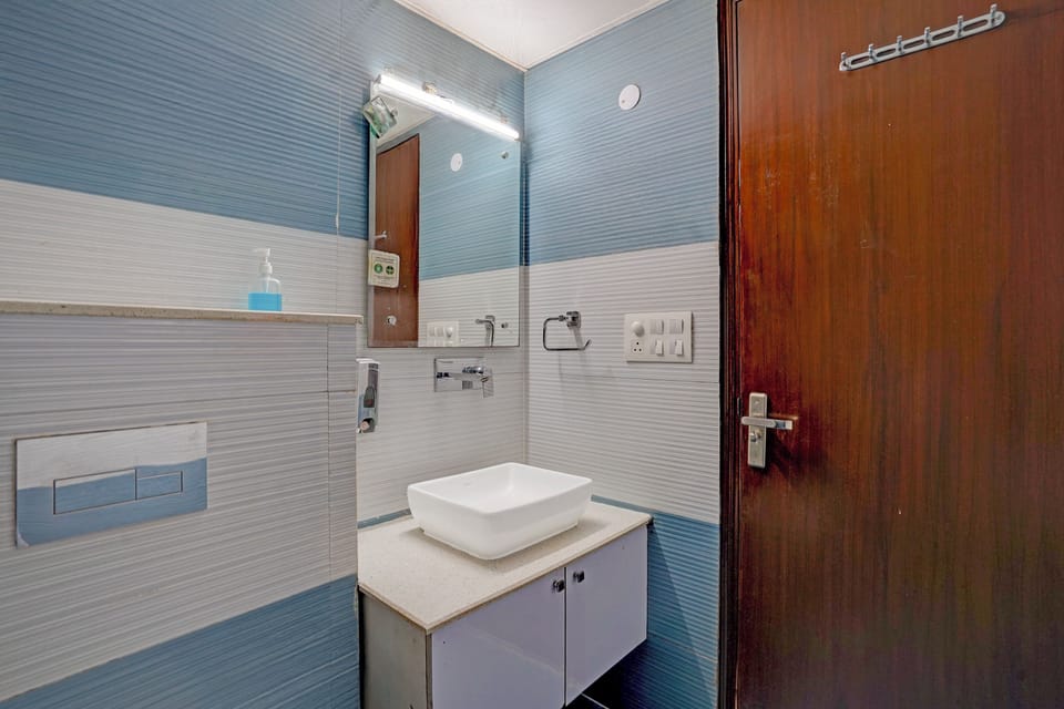 Classic Double Room | Bathroom | Shower, towels, soap, shampoo
