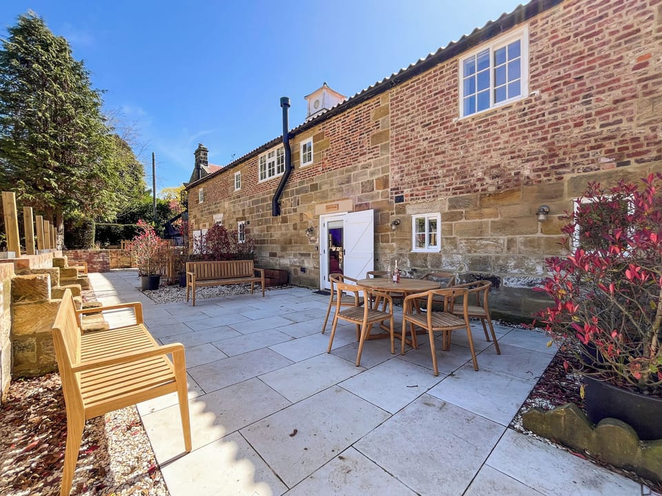 Sitting-out-area | Coach House - Langbaurgh Hall, Great Ayton