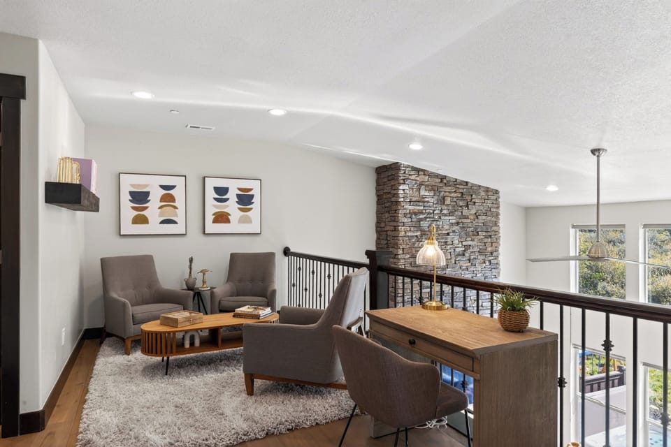 Upper Loft: A versatile second-floor landing configured as a cozy secondary lounge and workspace.