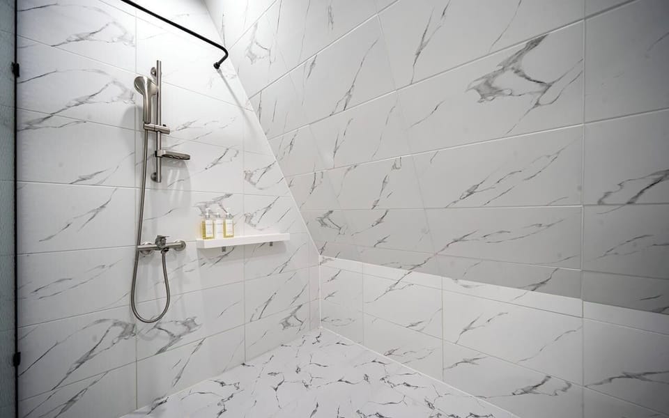 Royal Twin Room, Ocean View | Bathroom | Hair dryer, slippers, bidet, towels
