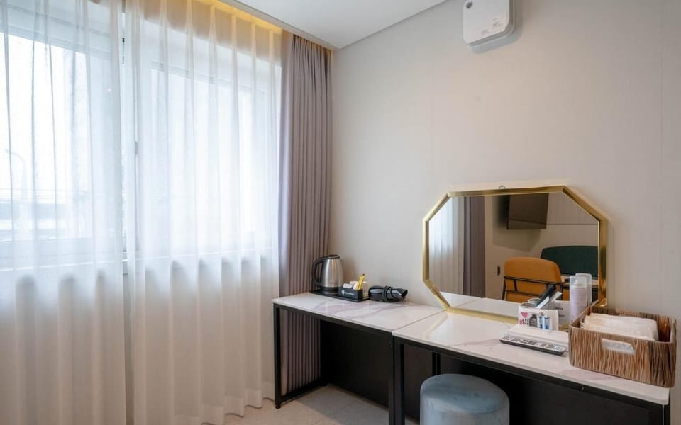 Senior Twin Room, Ocean View | Interior