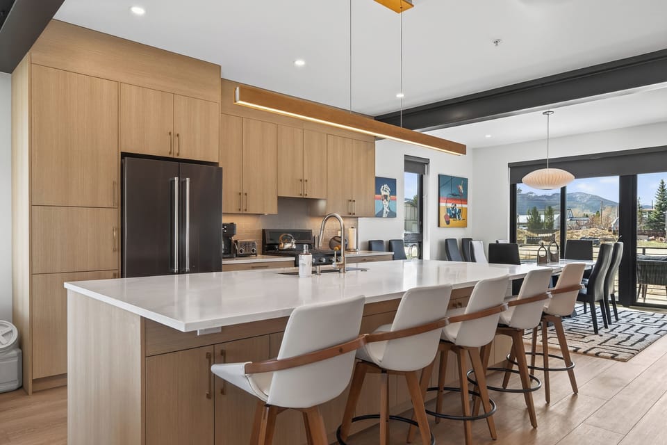 Kitchen | Dishwasher | Dining Table | Mountain Views