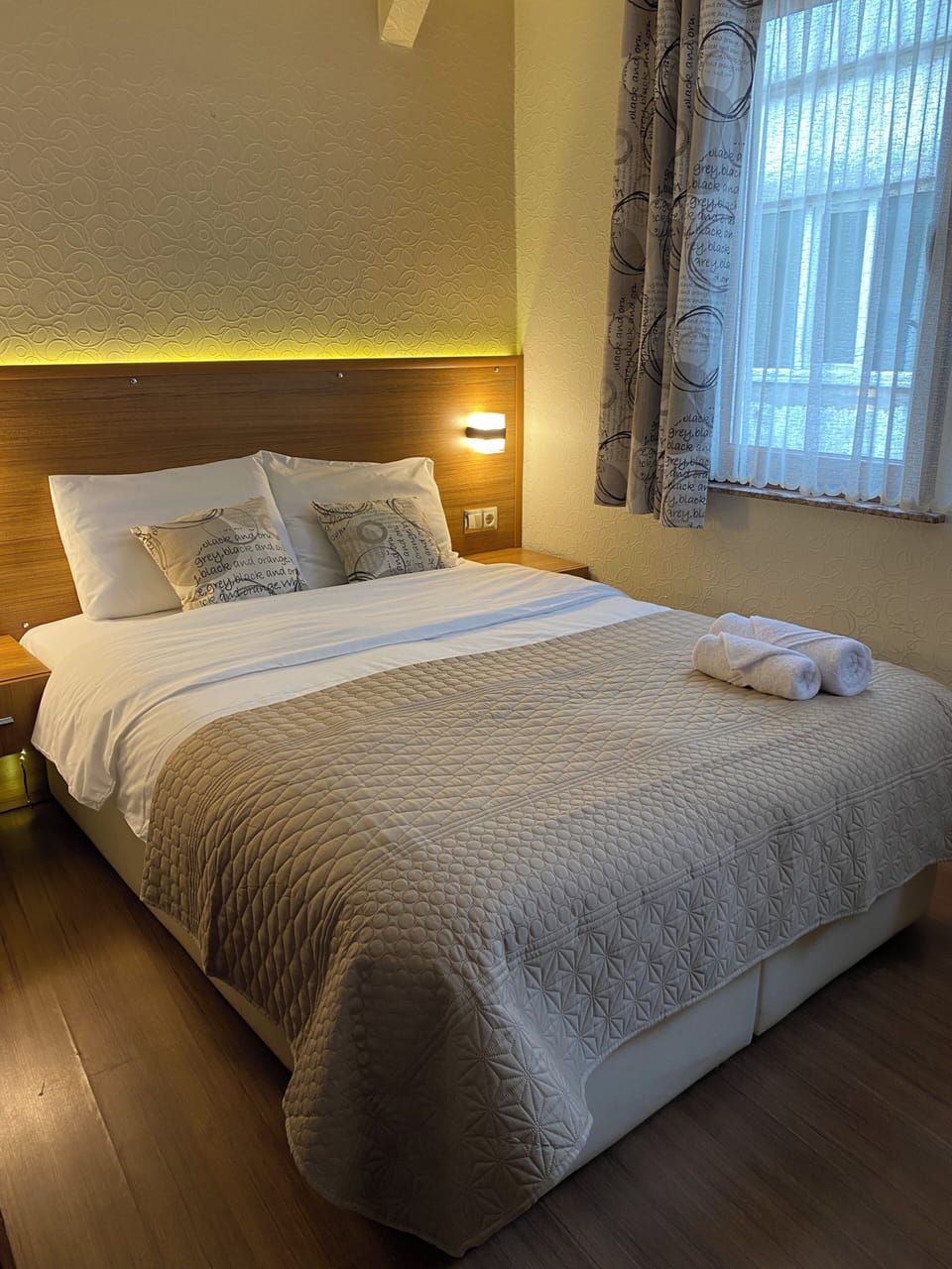 Standard Room, City View | Desk, laptop workspace, free WiFi