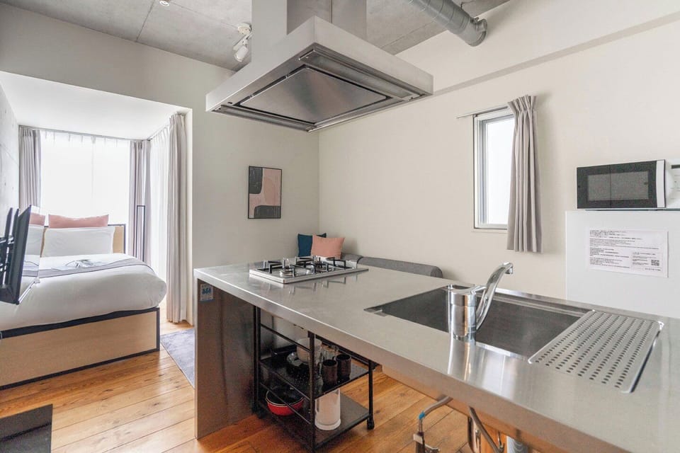 Room, Non Smoking (i05) | Private kitchen | Fridge, microwave, stovetop, cookware/dishes/utensils
