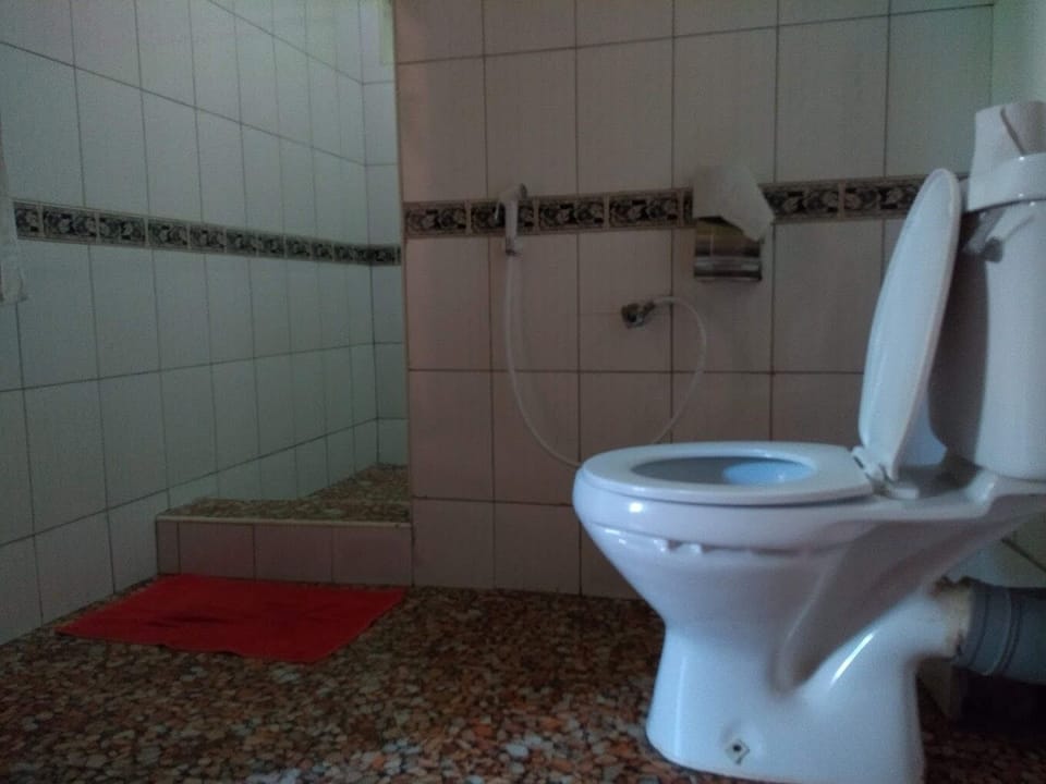 Family Twin Room | Bathroom | Shower, free toiletries, slippers, towels