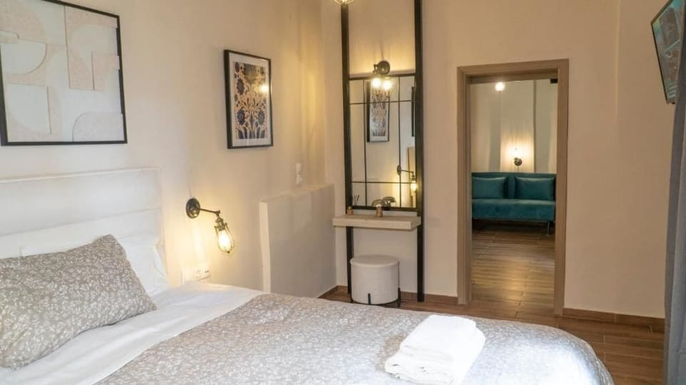 Family Room, Courtyard Area | Blackout drapes, iron/ironing board, free WiFi