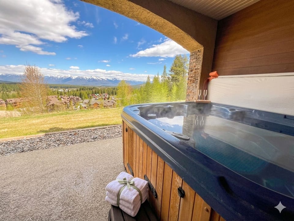 Private Hot Tub on the lower rear deck. True Ski-in/Ski-out.