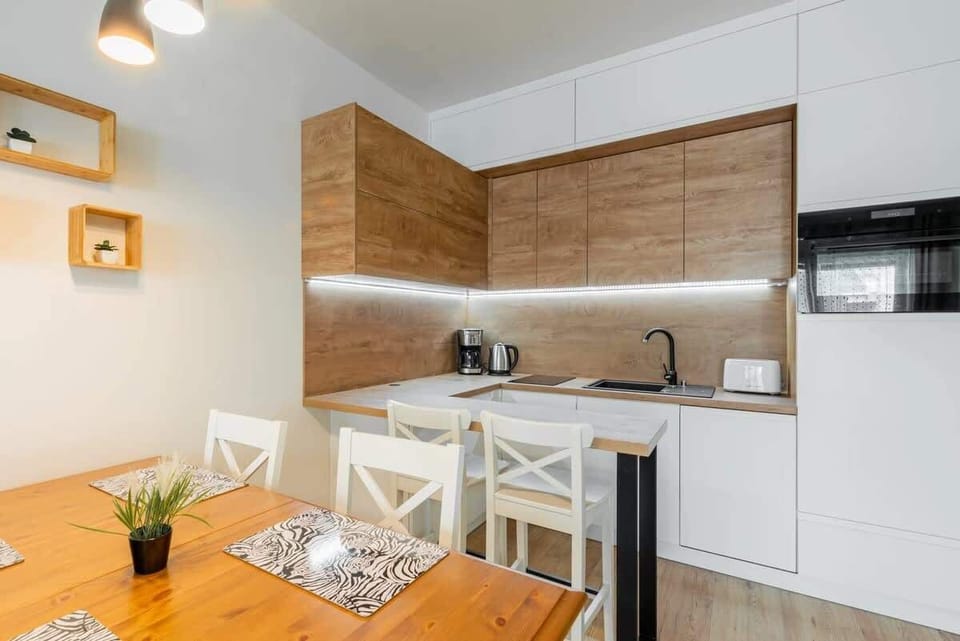 Kitchenette with plenty of kitchen utensils and dishes. 