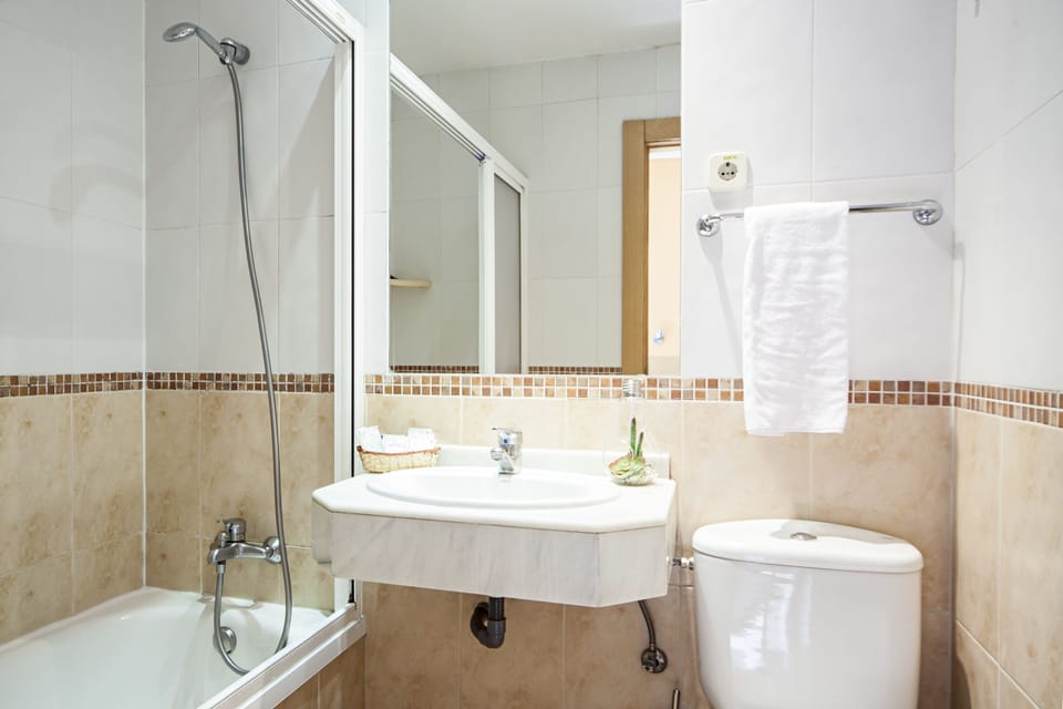 Single Room | Bathroom | Shower, towels