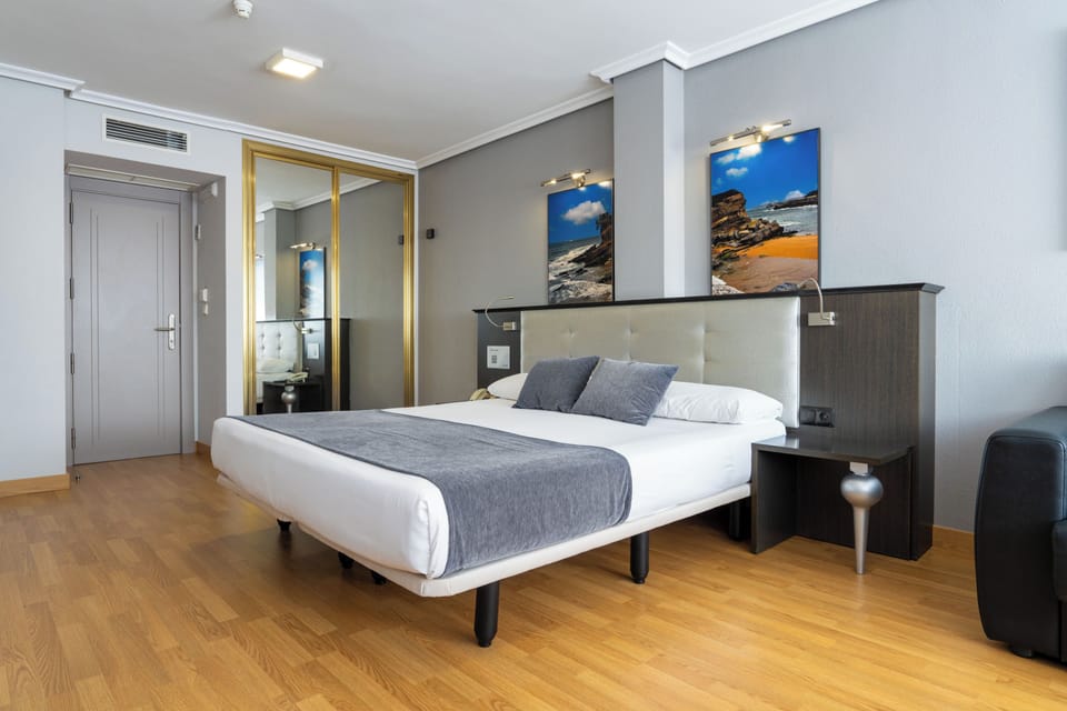 Standard Double Room | Down comforters, in-room safe, desk, laptop workspace