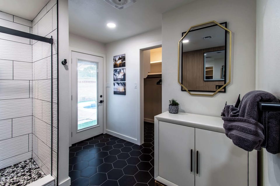 House, Multiple Beds, Pool Access, Ocean View (5445 Ocean Drive) | Interior