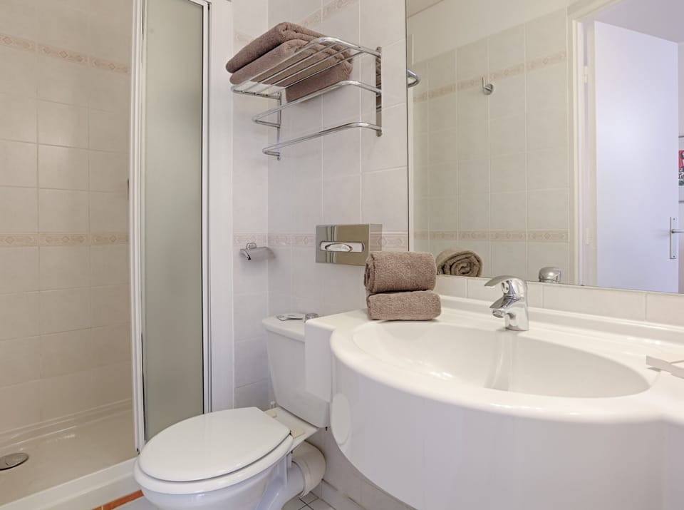 Combined shower/tub, free toiletries, hair dryer, towels
