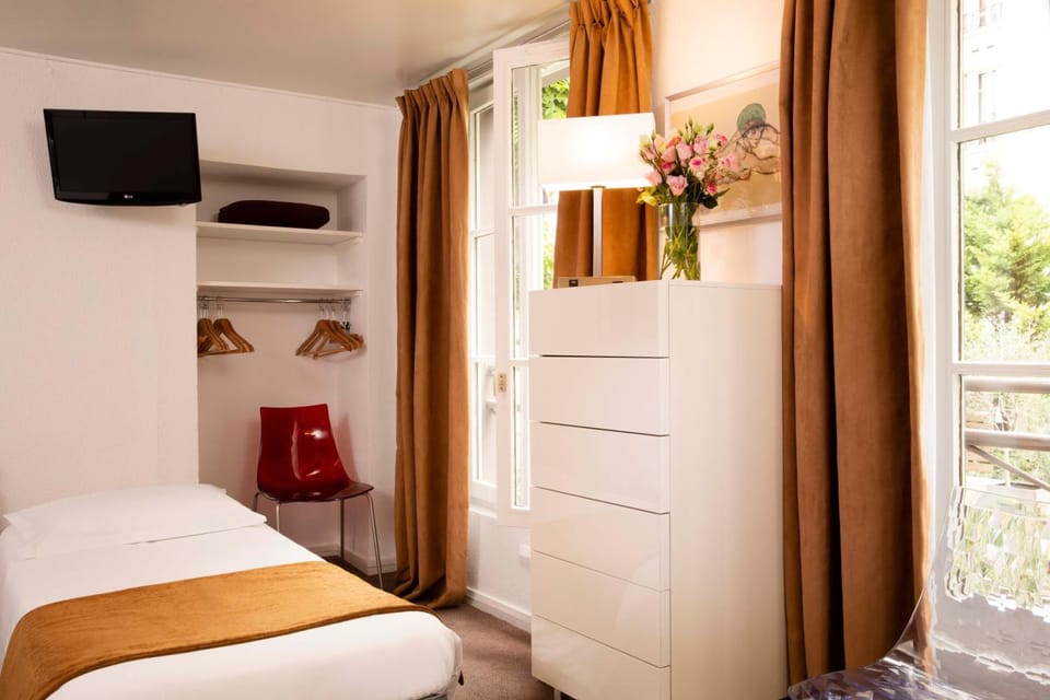 Single Room | Premium bedding, desk, iron/ironing board, free WiFi