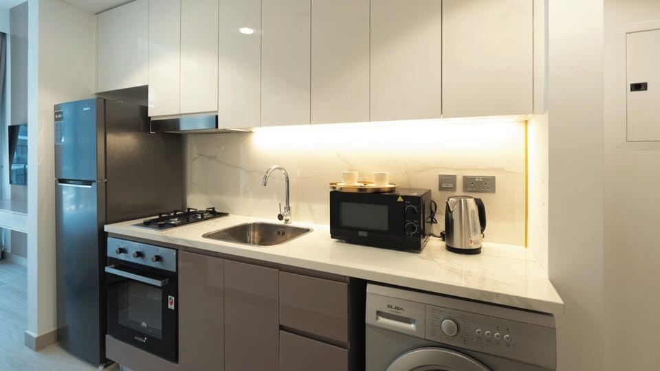 Deluxe Studio, Balcony | Private kitchen | Fridge, microwave, oven, stovetop