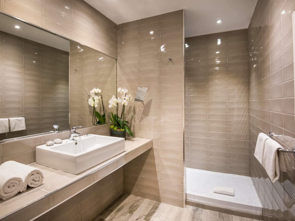 Classic Room, 1 King Bed, Balcony | Minibar, in-room safe, desk, laptop workspace