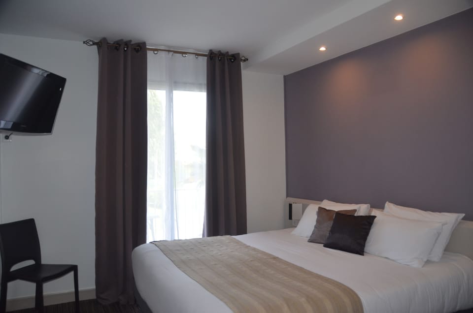 Comfort Double Room | In-room safe, desk, blackout drapes, iron/ironing board