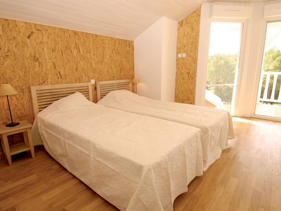Villa for 6 People With Swimming Pool Villa in Lacanau
