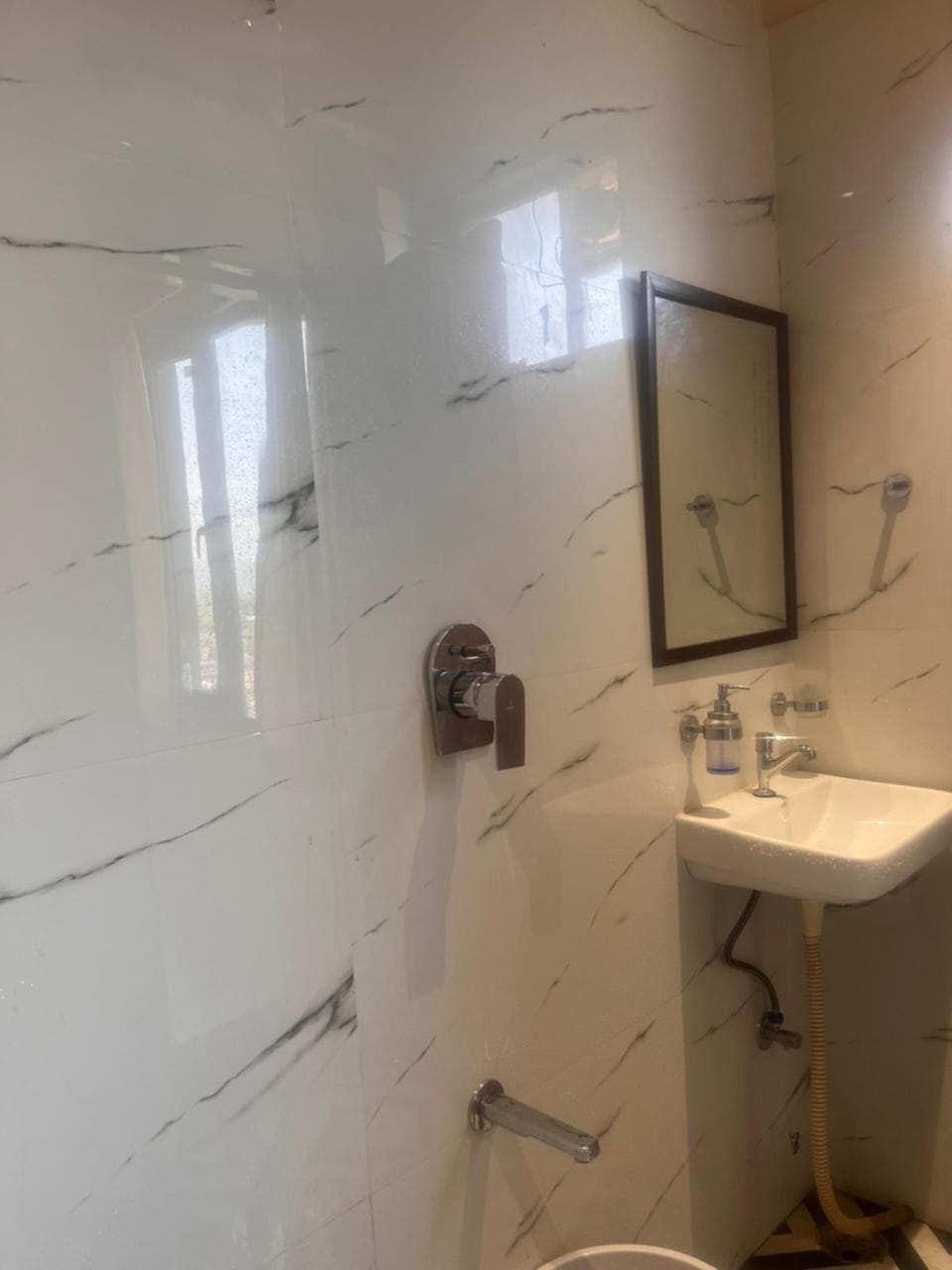Deluxe Room | Bathroom | Shower, slippers, towels, soap