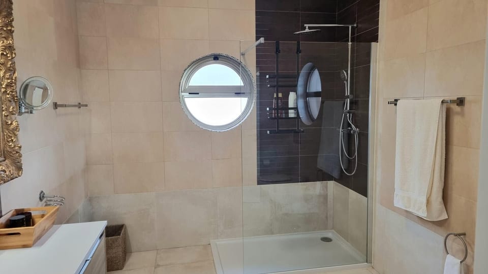 Shower, towels