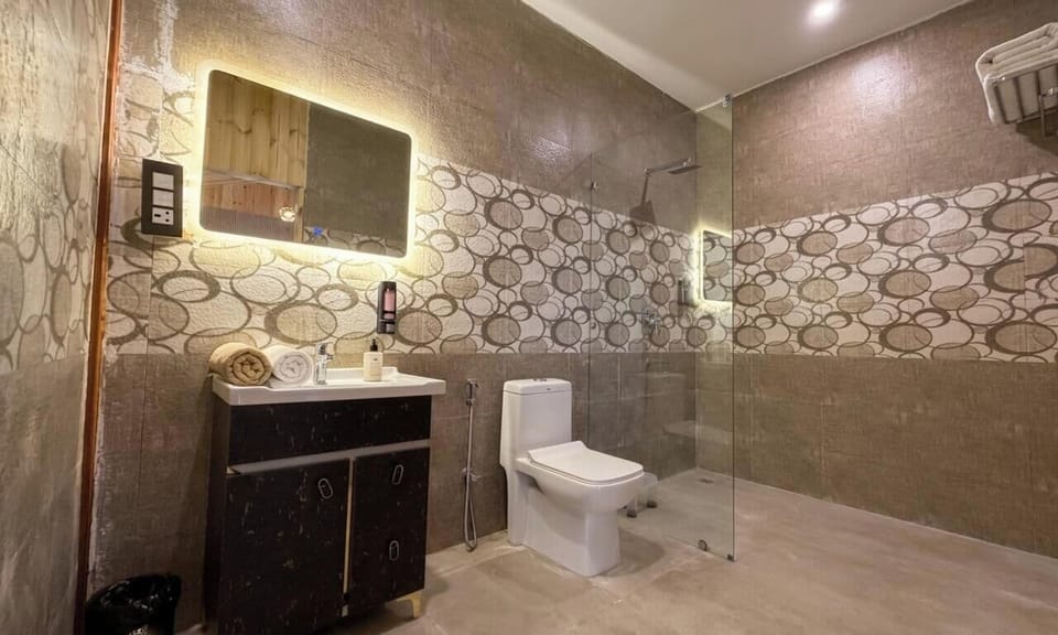 Family Room | Bathroom | Shower, towels, soap, shampoo