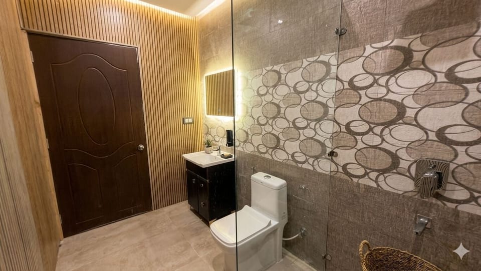 Executive Room | Bathroom | Shower, towels, soap, shampoo