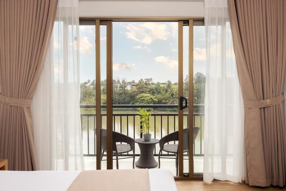 Deluxe Double Room, Balcony | Hypo-allergenic bedding, in-room safe, soundproofing, iron/ironing board