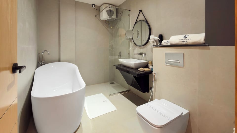 Deluxe Suite, Balcony, River View | Bathroom | Bathrobes, slippers, bidet