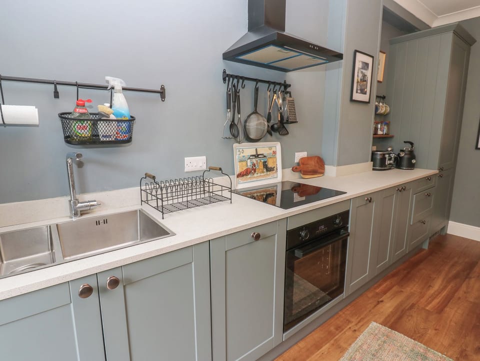 Dishwasher, cookware/dishes/utensils