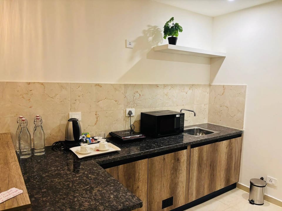Comfort Double Room, Garden View | Private kitchen