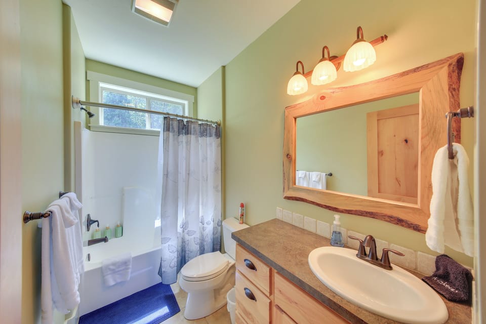 Lake Access + Water Views: Bottle Bay Family Home! Cottage in Lake Pend Oreille
