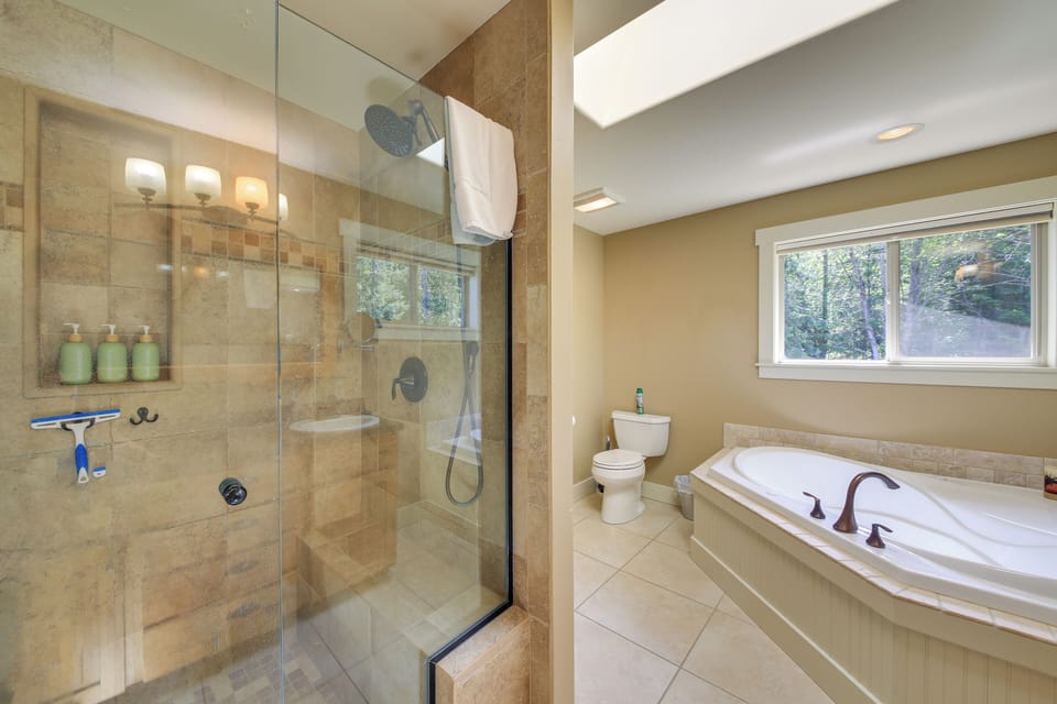 Lake Access + Water Views: Bottle Bay Family Home! Cottage in Lake Pend Oreille