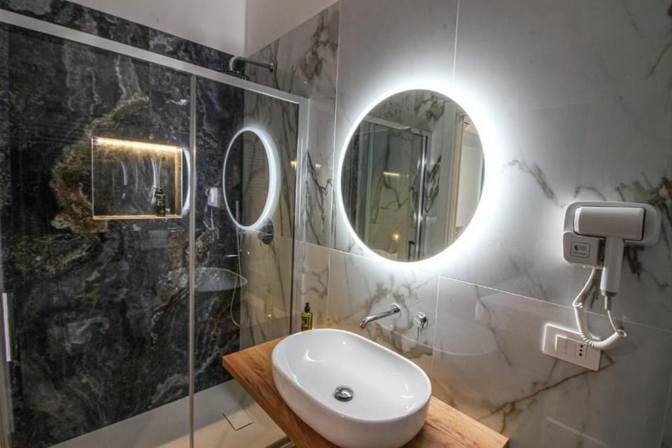 Luxury Double Room, Balcony | Bathroom | Shower, rainfall showerhead, free toiletries, hair dryer
