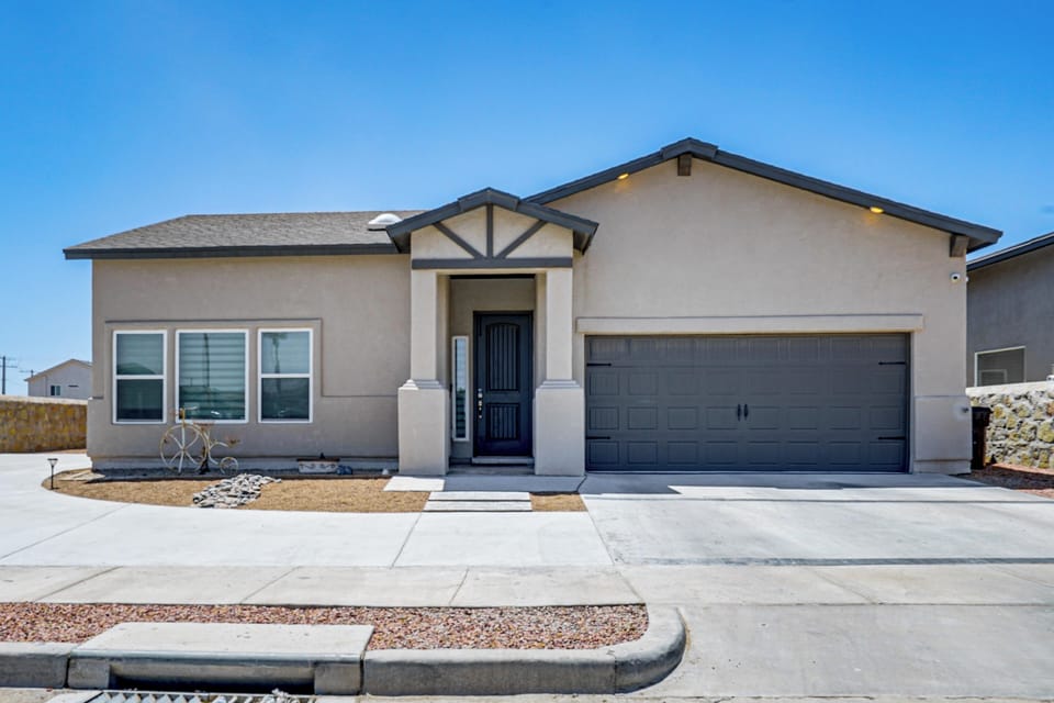 House (5 Bedrooms) | Front of property